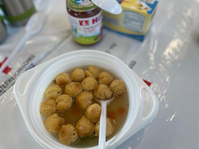 Eine Portion Rindsuppe der Feldküche | Foto: BRS