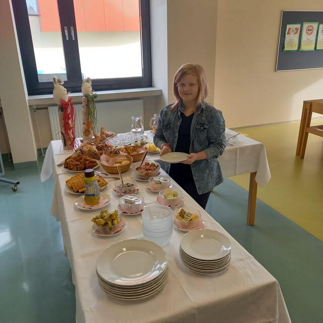 Anna freut sich über die große Auswahl an guten Speisen und hat ordentlich gefrühstückt.
