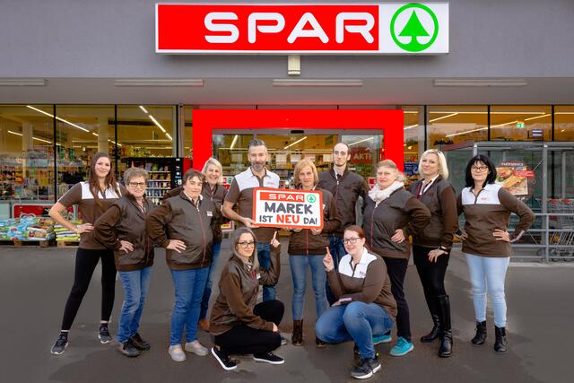 SPAR-Kaufmann Christoph Marek mit seinem Team!  
 | Foto: SPAR/Brunnbauer