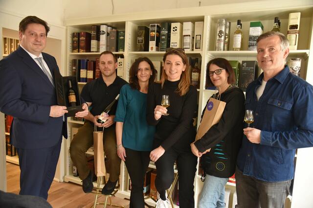 Im Bild Bürgermeister Stefan Szirucsek und Dolores David-Fromm mit Anna Tietze, Carmen, Gawan und Andreas Maringer. | Foto: psb