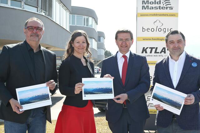 Erich Steinwendner, Geschäftsführer der WLH GmbH, Julia Kröll, Geschäftsstellenleiterin AMS Kirchdorf, Wirtschafts-Landesrat Markus Achleitner und René Haidlmair, Obmann Verein Technologie Gruppe Kremstal (von links) | Foto: Land OÖ / Daniel Kauder