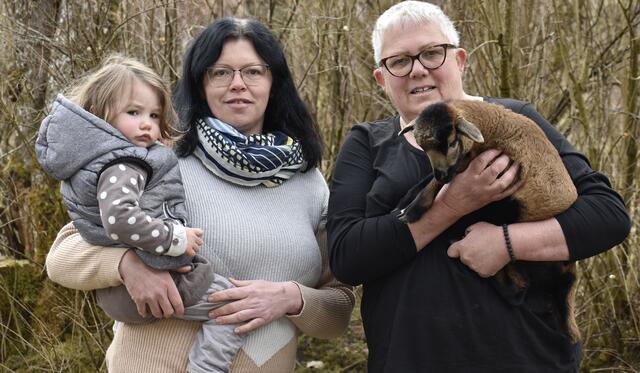 Li.: Kathi Jelinek mit Tochter
Re.: Gabi Kaar mit Lili | Foto: Wildtierstation