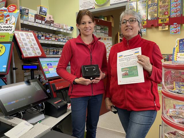 Carina Karner (links) und Helga Kedl vom Kaufhaus Holzmann in Mogersdorf nehmen die Bargeldspenden für die Flüchtlinge entgegen. | Foto: Elisabeth Kloiber
