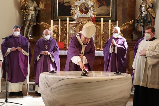 Altarweihe mit Weihrauch. | Foto: Manfred Wlasak