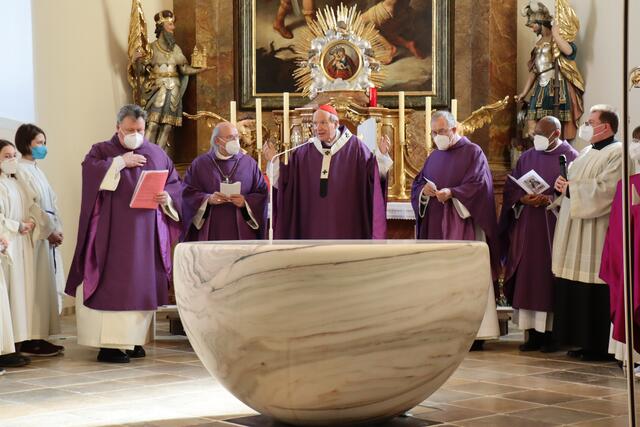 Pfarrer Krzysztof Szczesny und Kaplan Thobias Focas Lubava mit Kardinal Christoph Schönborn und dem Melker Abt Georg Wilfinger. | Foto: Manfred Wlasak