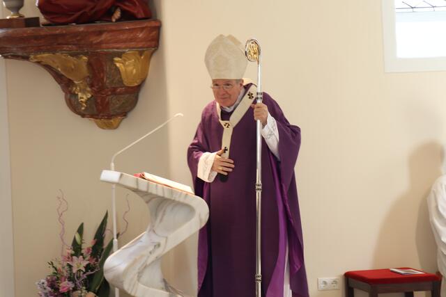 Der Kardinal beim neuen Ambo (Lesepult) aus Sölktaler Marmor. | Foto: Manfred Wlasak