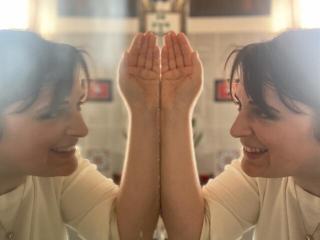Haefeli meint, dass ein Lächeln die Welt verändern könne. Ein Lächeln bewirkt nicht nur eine Veränderung in der Umwelt, sondern auch im Empfinden unseres Körpers und somit unserer Gedanken und Emotionen. Sie rät, sich selbst bewusst im Spiegel zuzulächeln.  | Foto: sm