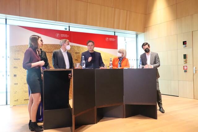 Künstlerischer Leiter Ottavio Dantone spricht in seiner Muttersprache. Er betont, wie wichtig ihm die Musik sei und dass er alles tun werde, um dem Landestheater musikalisch sein Bestes zu geben. | Foto: Anna Wieser