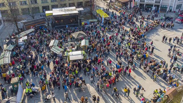 Der Markplatz in Bad Goisern war Schauplatz einer besonderen Charity-Aktion für die Opfer des Ukraine-Kriegs. | Foto: Monika Loeff
