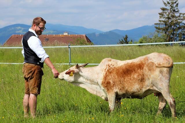 Michael Plank auf seinem Hof. | Foto: PlaZebu