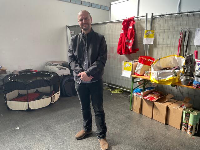 Thomas Rammersdorfer (GRÜNE) im Bereich für Tiere, die mitflüchten durften | Foto: BRS