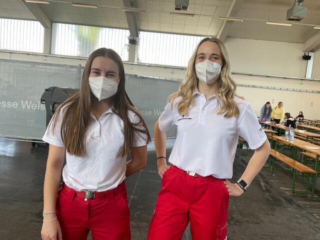Die angehenden Medizinstudentinnen Tamara Lackner und Sophie Gutöhrle beim ehrenamtlichen Einsatz | Foto: BRS