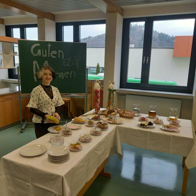 Nina ist fasziniert von diesen Köstlichkeiten.