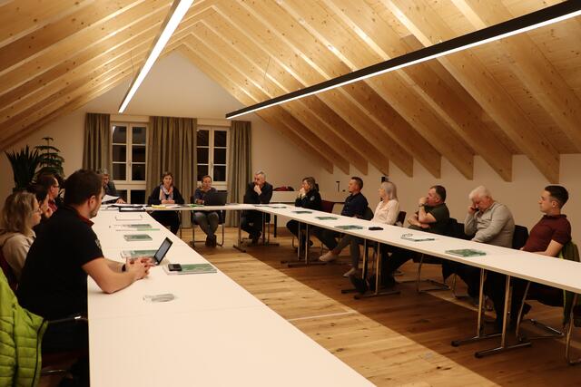 Die erste Sitzung mit der ersten Bürgermeisterin im Bezirk Landeck ging im positiven Sinn unspektakulär über die Bühne. | Foto: Siegele