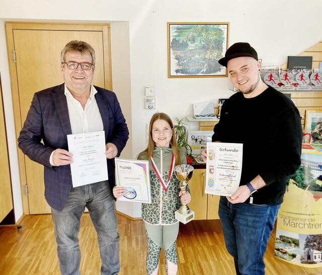 Bürgermeister Paul Mahr und Stadtrat für Jugend und Gesundheit Bernhard Stegh gratulieren Sophie Kaiser. | Foto: Stadtgemeinde Marchtrenk