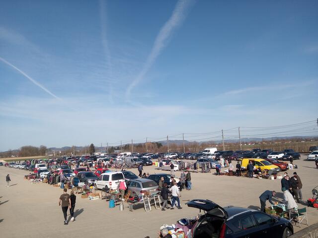 Der Flohmarkt am Alkovner Rübenplatz findet bei Schönwetter statt.