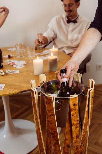 Es muss kein klassischer Pflanzenständer sein, es kann auch ein Champagnerkühler sein. | Foto: studiolo