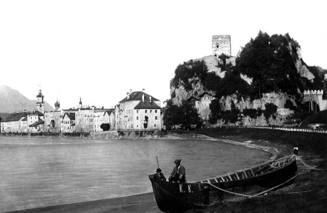 Das Bild zeigt Rattenberg um 1900. Im Vordergrund hat ein Handelstreibender mit einer sogenannten Innzille angelegt. | Foto: Foto aus "Der alte Bezirk Kufstein" von Martin Reiter