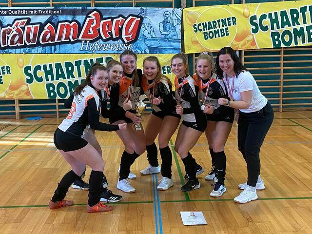 "Golden Girls" - ohne Satzverlust holt sich das Arnreiter U18-Faustball-Damenteam den Staatsmeisterschaftstitel. | Foto: Union Arnreit