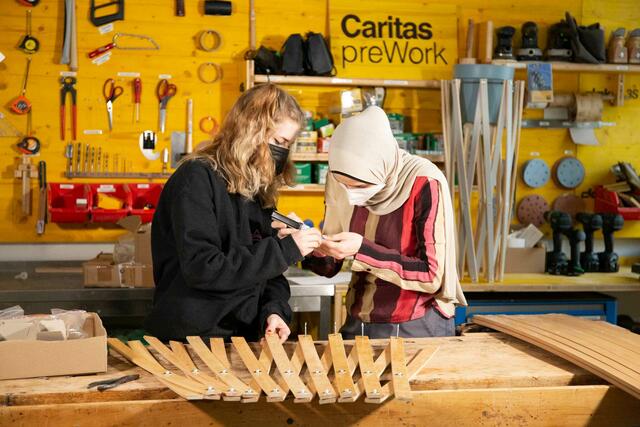 Alle Lattenroste werden dabei direkt vom Sperrmüll bezogen und in Wien gemeinsam mit der Caritas von Hand zusammengesetzt. | Foto: studiolo