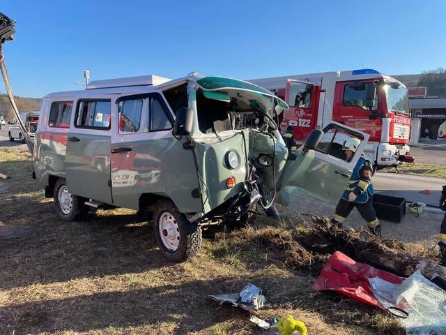 Das Auto ist komplett zerstört. | Foto: Feuerwehr Innermanzing