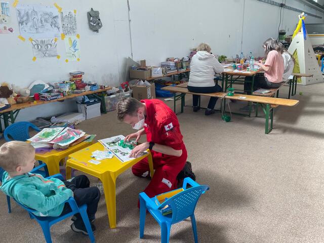 Hilfe beim Spielzeugzusammenbau | Foto: BRS