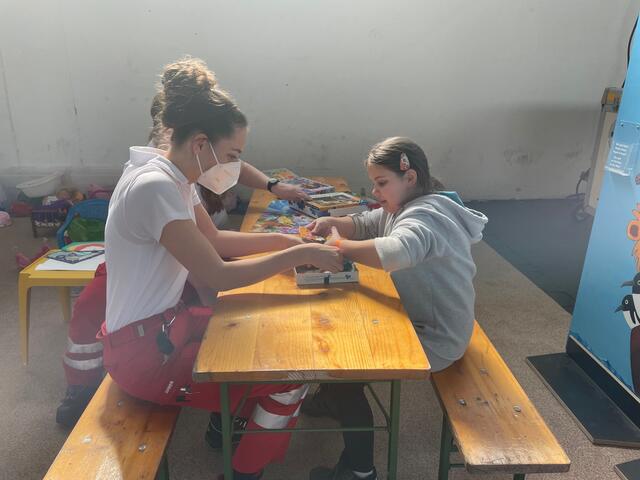 Für die Kinder: Helferinnen spielen mit | Foto: BRS