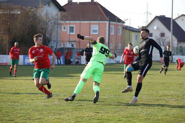 Bereit für das Bezirks-Derby: Tormann Julian Grabner und seine Dionysener treffen am Samstag (15.30 Uhr) auf den SC Hörsching. | Foto: Reischl