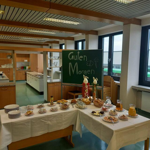 Fachlehrerin Irene Peteln-Jesch hat eine coolen Frühstückstisch zubereitet.