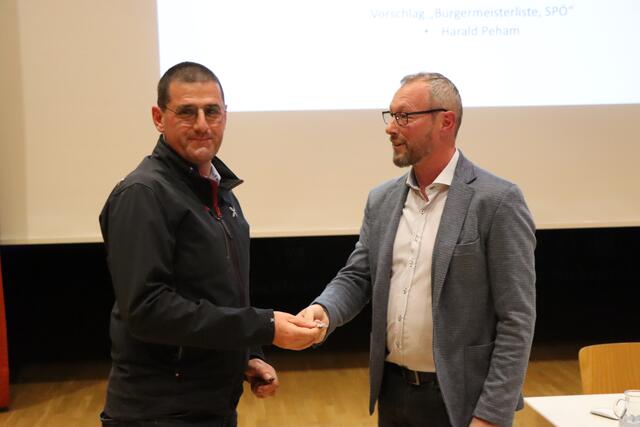 Neo-Dorfchef Reinhard Raggl (re.) gratulierte Vize Hanspeter Hamerle. | Foto: Othmar Kolp