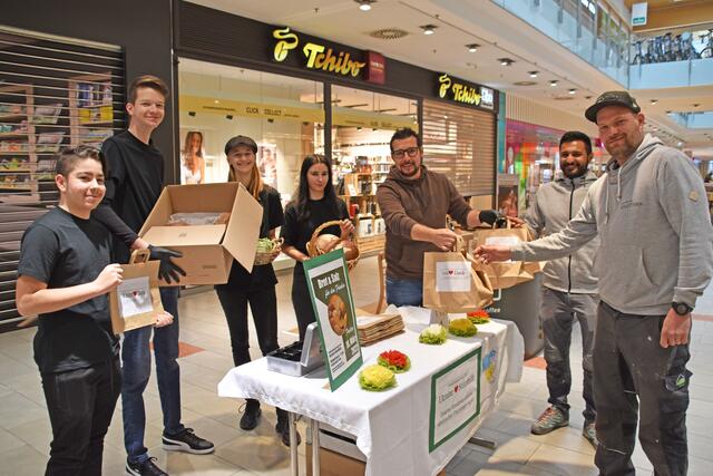 SchülerInnen der PTS Telfs und Stefan Wirtenberger mit Kundschaft. Die Friedensbrote gingen weg wie die sprichwörtlichen "warmen Semmeln".