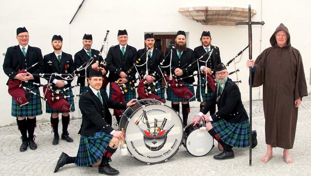 Die neun Köpfige Dudelsackband "Red Eagle – Tyrolean Pipe Band" posierte mit "St. Patrick" (rechts). | Foto: Walter Lottersberger