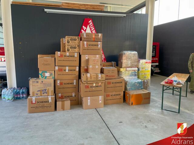 Zahlreiche Bürgerinnen und Bürger brachten ihre Spenden zum Gerätehaus, um den Menschen in der Ukraine zu helfen. | Foto: FF Aldrans
