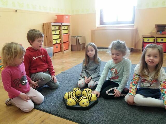 Die Mooskirchner Kindergartenkinder arbeiten mit den "Bee Boots-Bienen". | Foto: Gößler