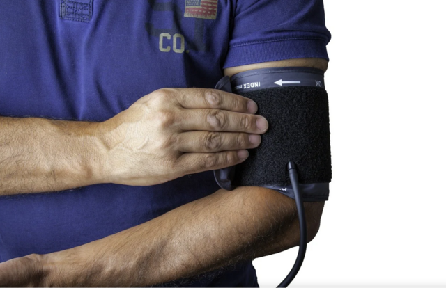 Am Gesundheitstag wird Blutdruck gemessen.  | Foto: Foto: pixabay/geraldoswald62 