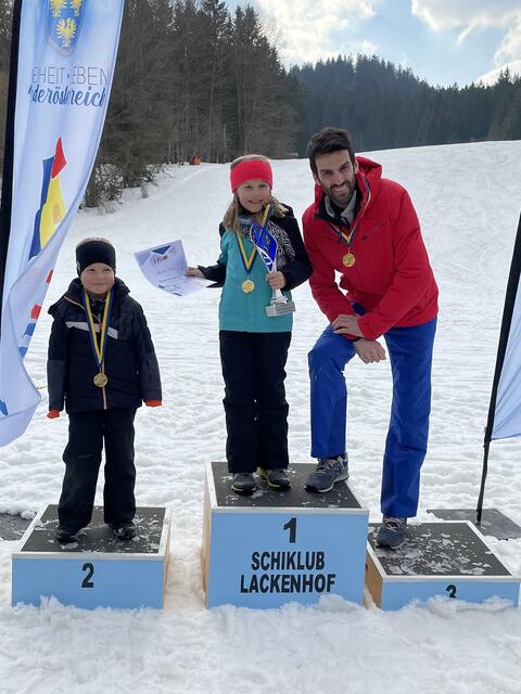 FPÖ-Landeschef Udo Landbauer mit dem Ski-Nachwuchs in Lackenhof | Foto: FPÖ NÖ