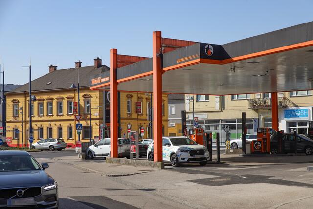 Hier bei der Turmöl-Tankstelle in der Grieskirchner Straße sei es im Frühsommer 2021 zu dem Benzinaustritt gekommen.