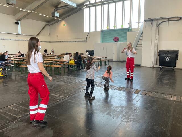 Ballspiele in der Flüchtlingsunterkunft | Foto: BRS