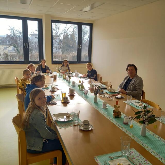 Dir. Hermann Enzi fühlt sich sichtlich wohl im Kreise der Schüler.