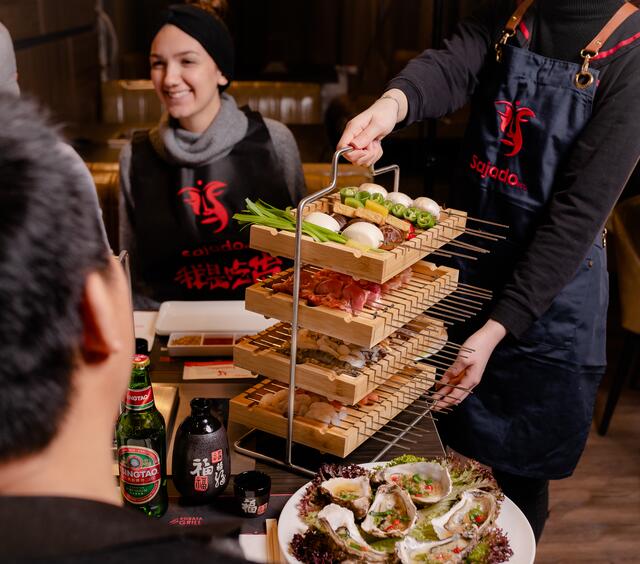 Im Restaurant Sajado Red können Gäste mit einem  direkt am Tisch vorbereitete Fleisch-, Fisch- und Gemüsekreationen in kurzer Zeit zubereiten. | Foto: Wynn Florante