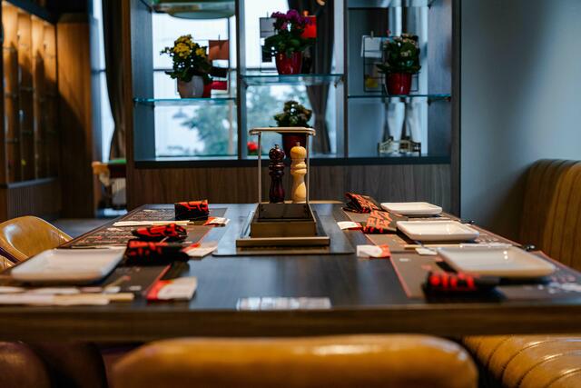 "Selbst ist der Gast" lautet das Motto von Sajado Red. Direkt am Tisch werden die Speisen am "Robatagrill" in Eigenregie gegrillt.  | Foto: Wynn Florante