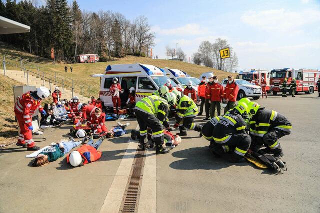 Mitglieder von Feuerwehren und dem Roten Kreuz trafen sich zur Übung am Red Bull Ring. | Foto: FF/Zeiler