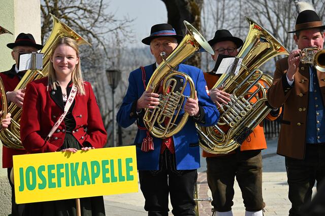 Die Josefikapelle gab am Seppentag ein Platzkonzert vor der Kirche, Sophie Hintsteiner von der Trachtenmusikkapelle St. Leonhard am Walde sorgte als Marketenderin für das leibliche Wohl der Zuhörer. | Foto: eisenstrasse.info