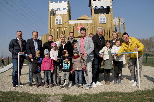 Die wichtigsten Gäste bei der Spielplatzeröffnung waren natürlich die Kinder, die auch das Band vor der Spielburg durchschneiden durften. | Foto: Friedrich Doppelmair