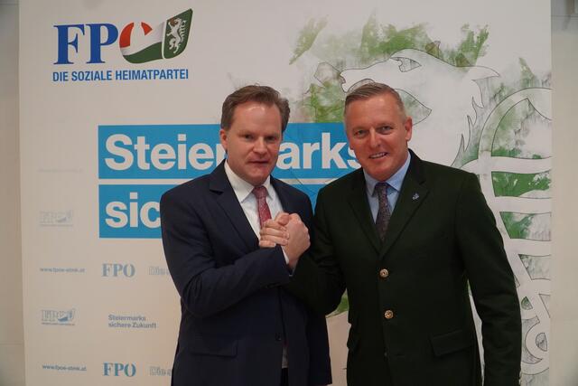Landesparteiobmann Mario Kunasek gratuliert Bezirksparteiobmann Walter Rauch (l.) zur Wiederwahl. | Foto: FPÖ Südoststeiermark