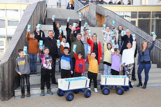 Stadtwerkedirektor Ronald Schindler, Bürgermeister Kurt Wallner, Direktorin Alexandra Baumgartner und Schulqualitätsmanager Claus Kastner (v. l.) mit den Schüler:innen der VS Pestalozzi | Foto: Foto Freisinger
