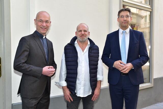 V.l.n.r.: Dompfarrer Toni Faber, Chef des Hairclubs Oliver Maly und Bezirksvorsteher Markus Figl (ÖVP) waren bei der Präsentation des Projekts.  | Foto: Markus Spitzauer
