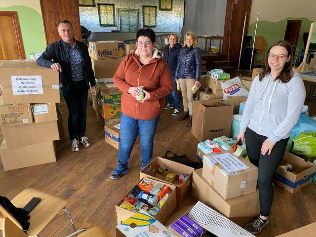In der Vulkanlandhalle Riegersburg wurden die Hilfslieferung zwischengelagert. | Foto: Privat