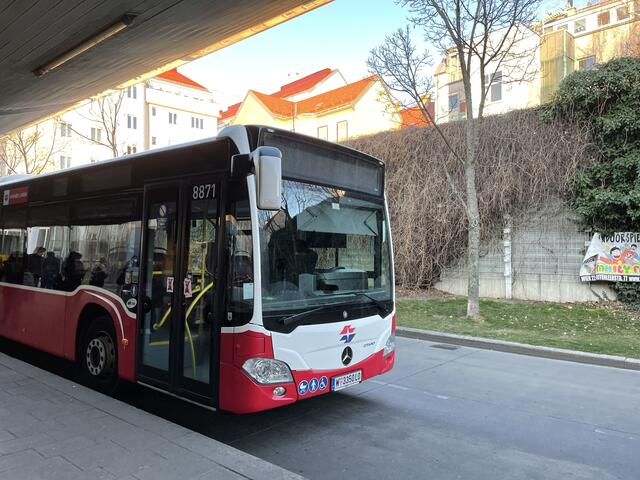 Oft ist man an der Peripherie auf Busverbindungen angewiesen. | Foto: David Hofer