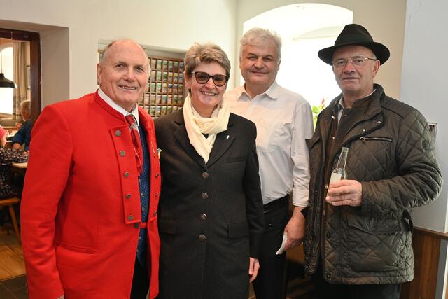  Poldi Adelsberger von der ARGE Panoramahöhenweg (2.v.l.) mit Josef Tatzberger, Wirt Peter Ettel und "Josefikapelle"-Miterfinder Engelbert Wieser
 | Foto: eisenstrasse.info
